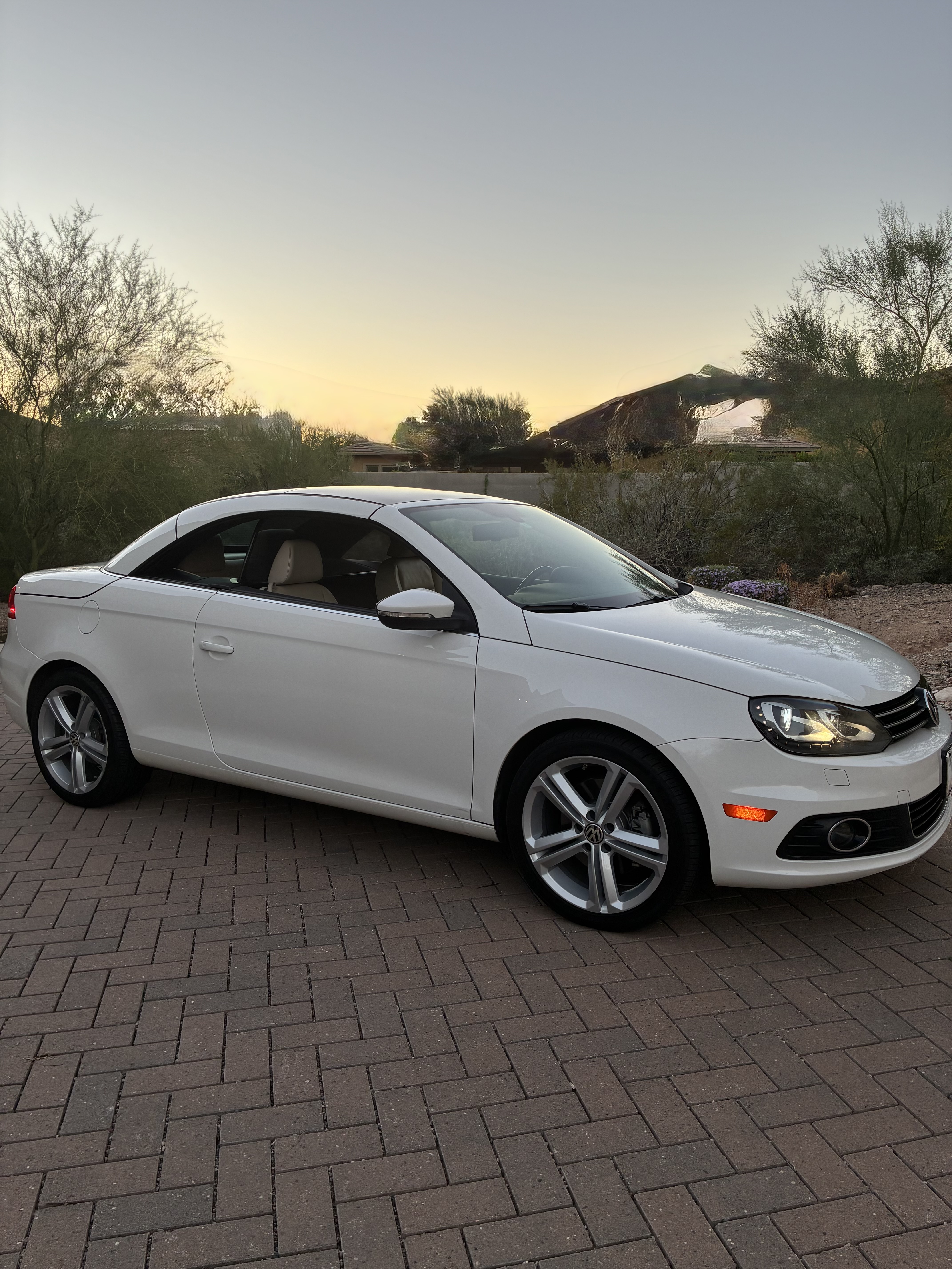 Used 2013 Volkswagen Eos Lux FWD image 1