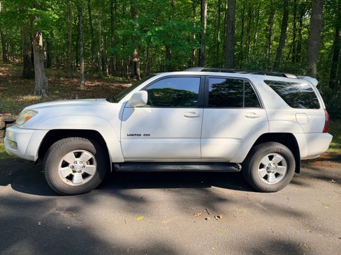 Used 2005 Toyota 4Runner Limited AWD/4WD image 2