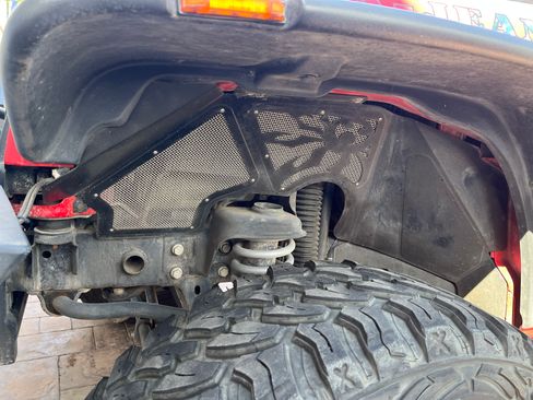 Used 2017 Jeep Wrangler Unlimited Rubicon w/ Connectivity Group image 11