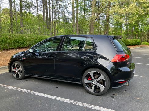 Used 2017 Volkswagen GTI SE image 1