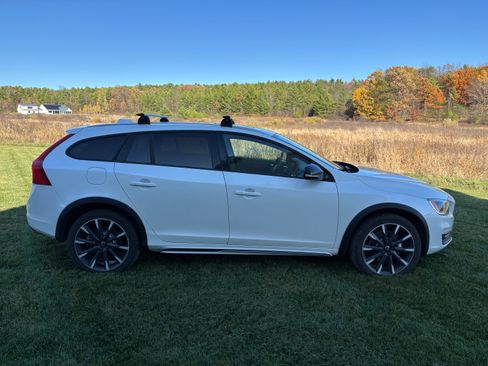 Used 2017 Volvo V60 T5 Cross Country Platinum w/ Climate Package image 2
