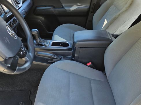 Used 2018 Toyota Tacoma SR image 8