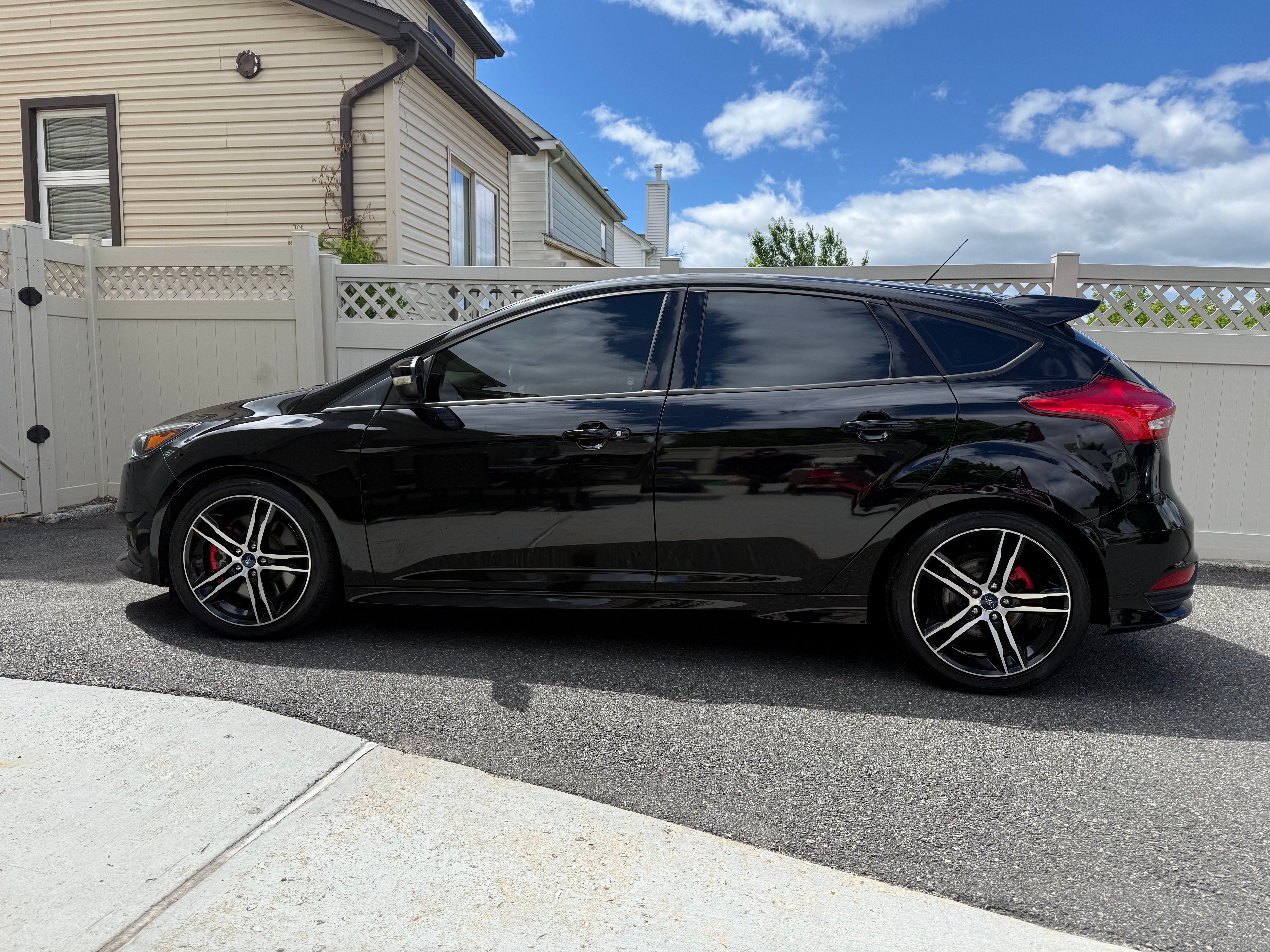 Used 2018 Ford Focus ST w/ Equipment Group 402A FWD image 1