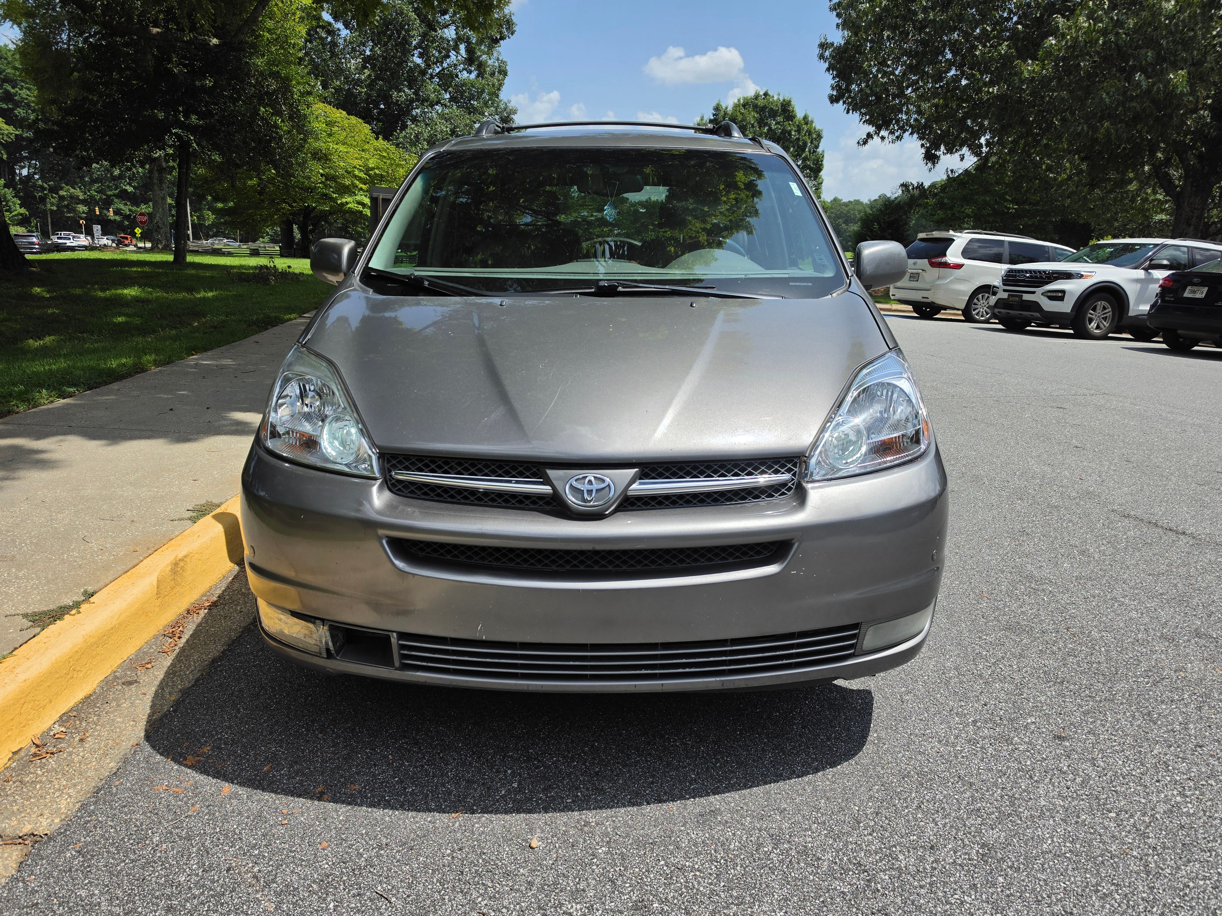 Used 2005 Toyota Sienna XLE Limited w/ XLE Limited Pkg 2 AWD/4WD image 2