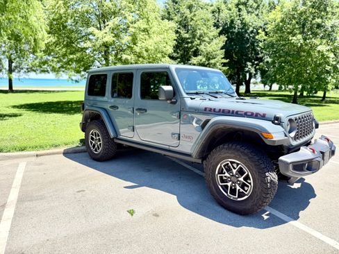 Used 2025 Jeep Wrangler Unlimited Rubicon w/ Convenience Group AWD/4WD image 9