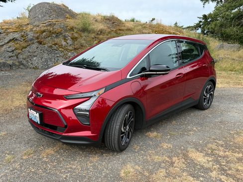 Used 2023 Chevrolet Bolt LT w/ Infotainment Package FWD image 2