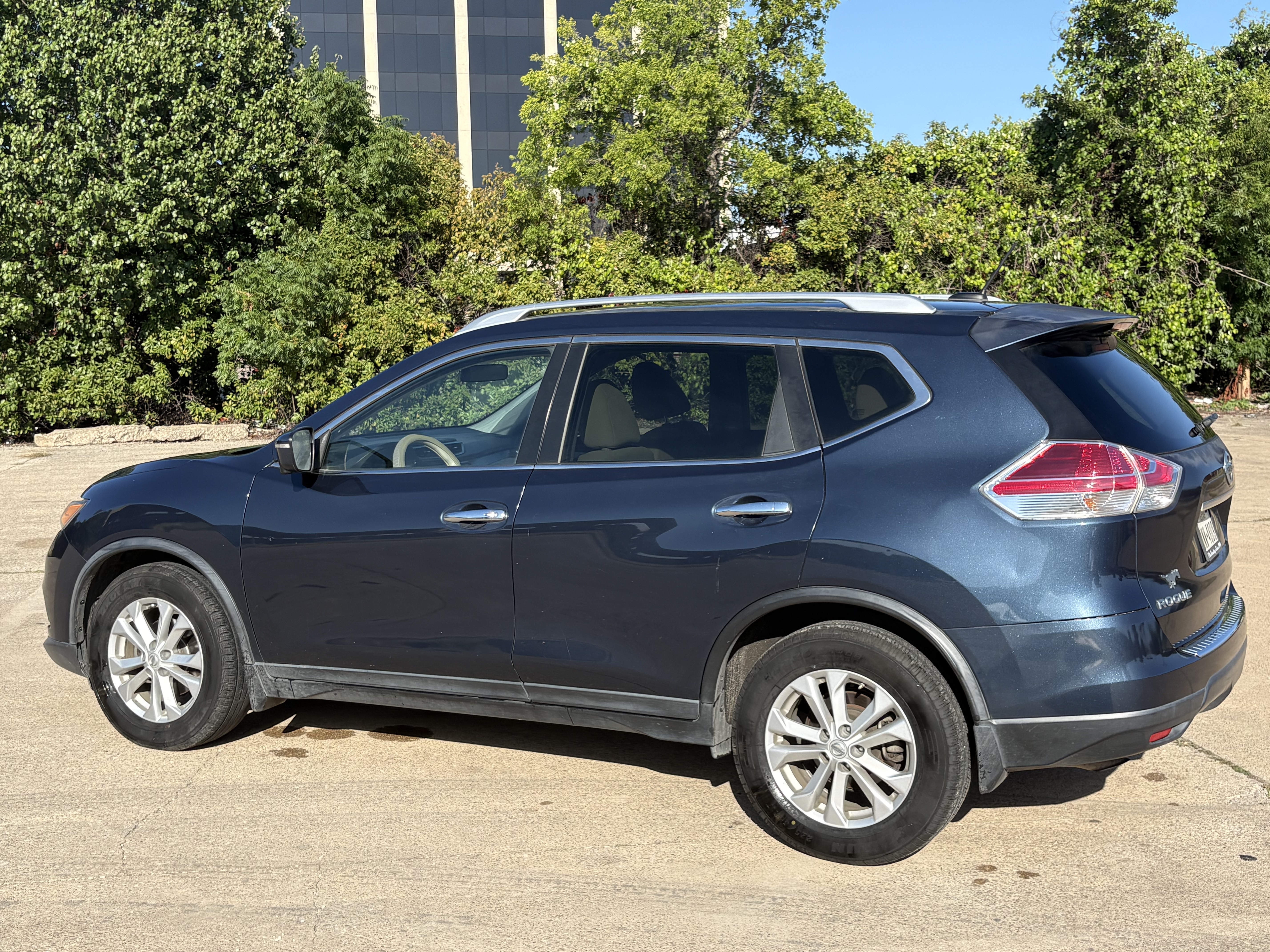 Used 2015 Nissan Rogue SV w/ SV Premium Package FWD image 2