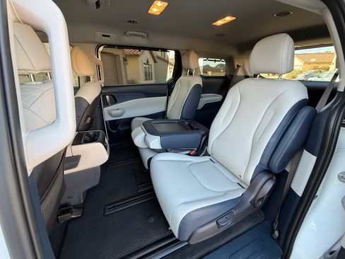 Used 2026 Kia Carnival EX image 5