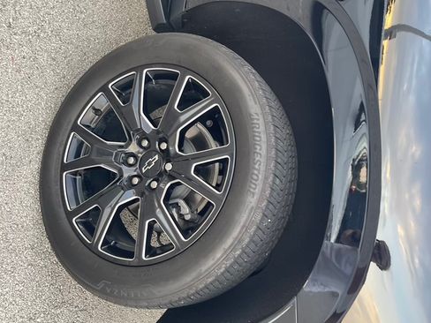 Used 2024 Chevrolet Suburban RST w/ Luxury Package image 2