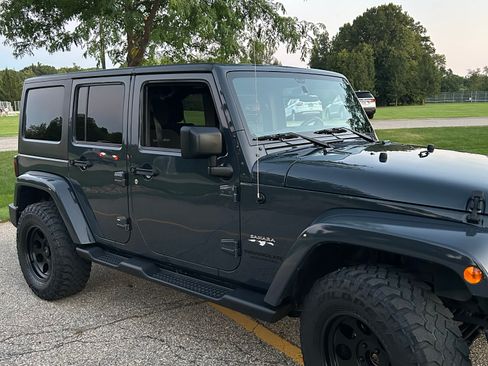 Used 2016 Jeep Wrangler Unlimited Sahara w/ Connectivity Group AWD/4WD image 12