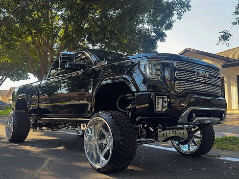 Used 2022 GMC Sierra 2500 Denali w/ Denali Black Diamond Edition image 9