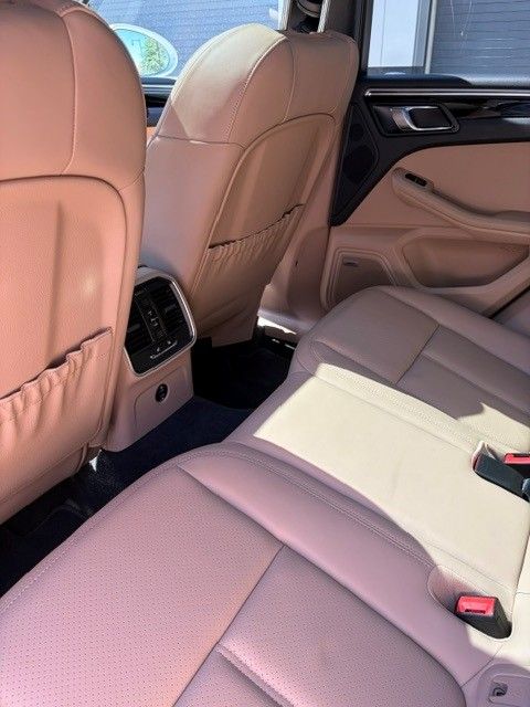 Used 2022 Porsche Macan AWD/4WD image 21