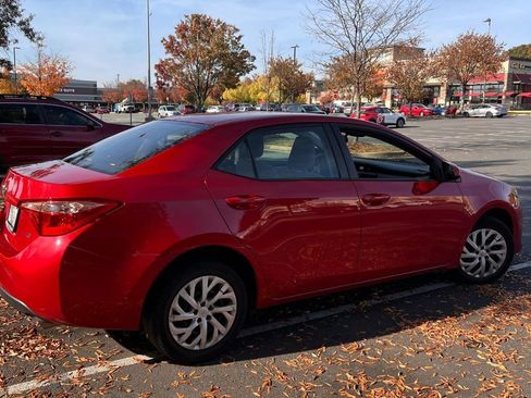 Used 2018 Toyota Corolla LE image 12