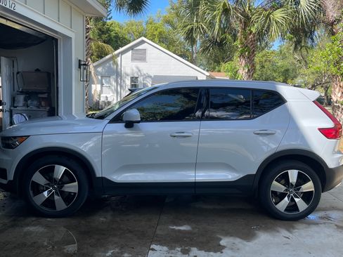 Used 2020 Volvo XC40 T4 Momentum image 27