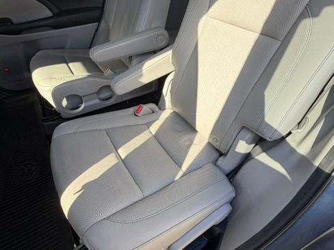 Used 2015 Toyota Highlander Limited FWD image 12