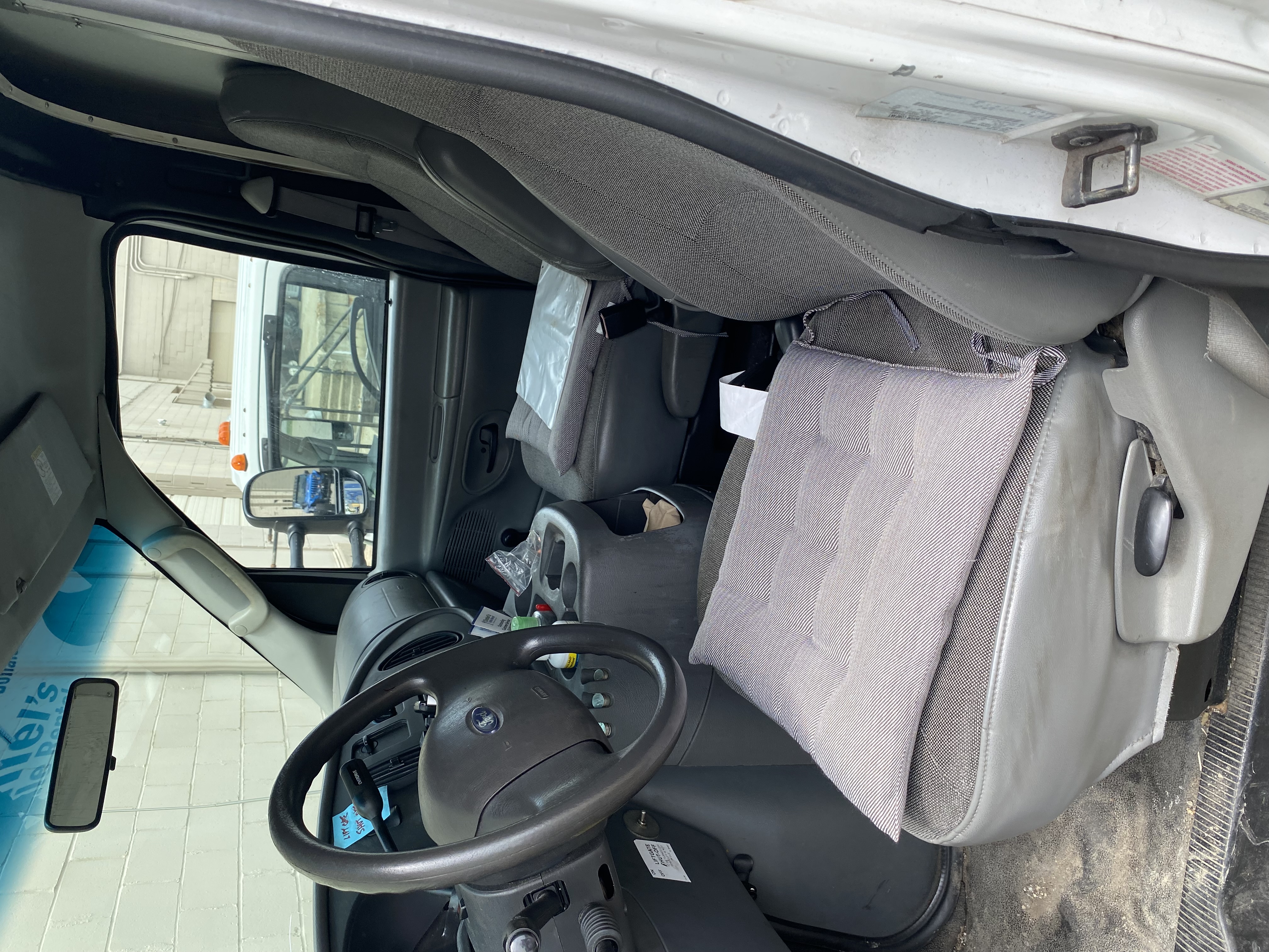 Used 2004 Ford E-350 and Econoline 350 Super Duty RWD image 4