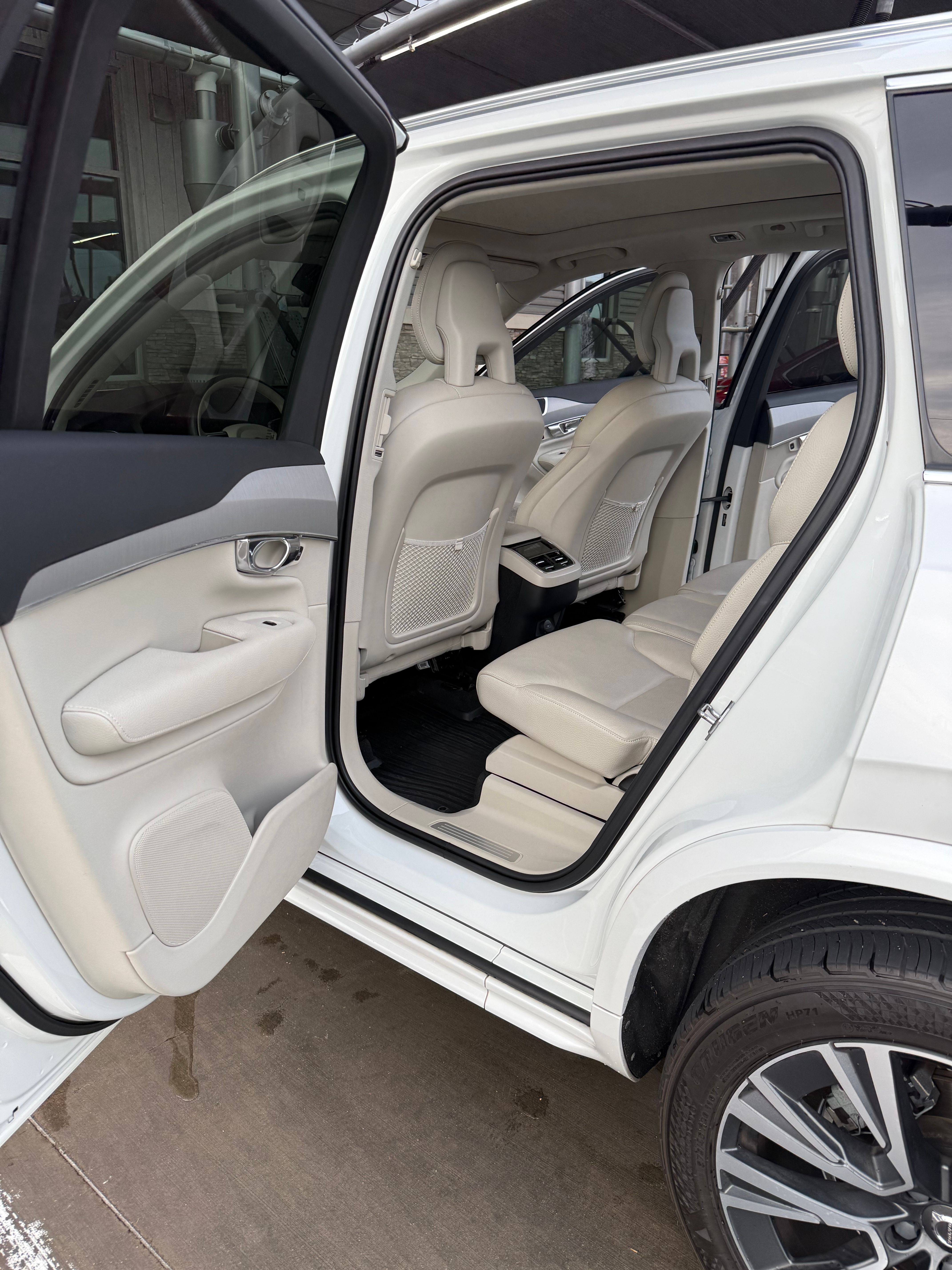 Used 2021 Volvo XC90 T5 Momentum w/ Protection Package Premier FWD image 21