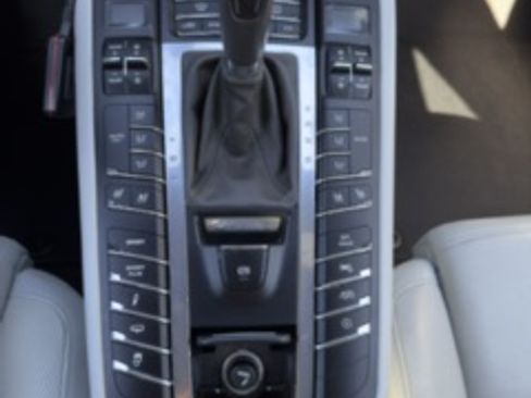 Used 2015 Porsche Macan Turbo image 28