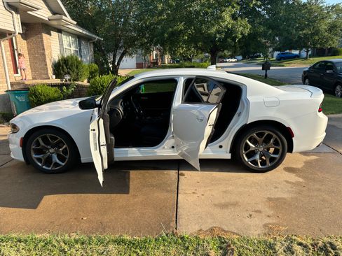 Used 2015 Dodge Charger SXT RWD image 16
