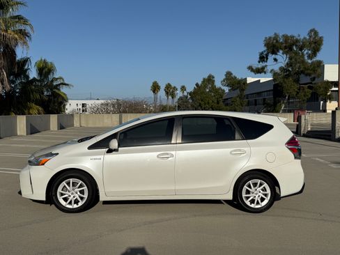 Used 2015 Toyota Prius V Three image 6