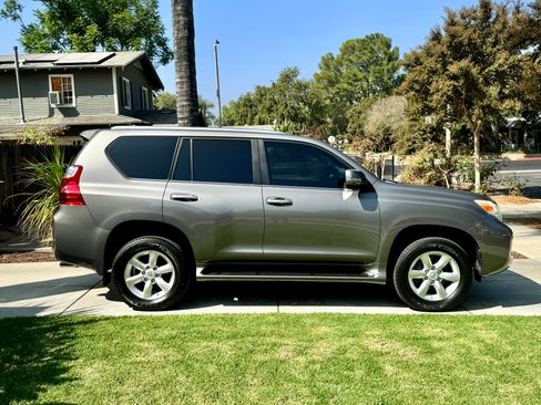 Used 2011 Lexus GX 460 image 4