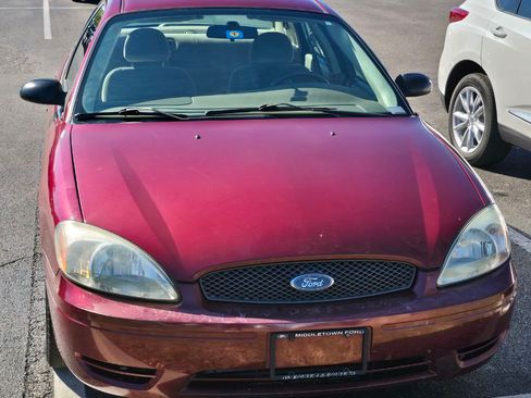 Used 2004 Ford Taurus SE image 2