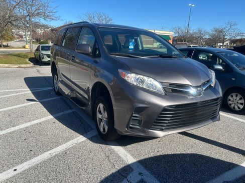 Used 2020 Toyota Sienna LE image 5