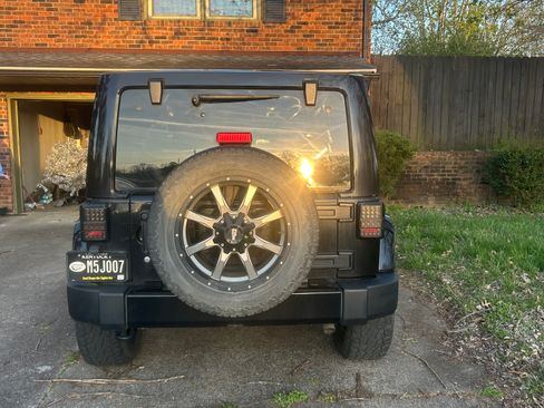 Used 2017 Jeep Wrangler Unlimited Sahara w/ Connectivity Group AWD/4WD image 6