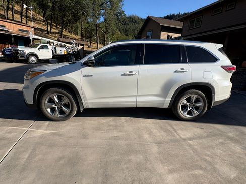 Used 2014 Toyota Highlander Limited w/ Driver Technology Package AWD/4WD image 13