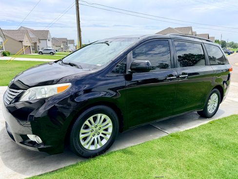 Used 2012 Toyota Sienna XLE w/ Premium Pkg FWD image 9