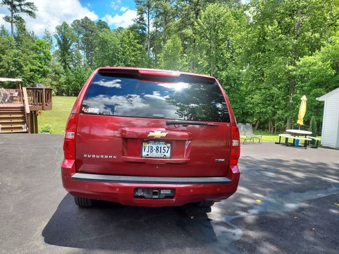 Used 2007 Chevrolet Suburban LT w/ LT Preferred Equipment Group AWD/4WD image 4