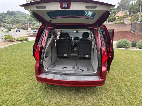 Used 2014 Volkswagen Routan SE image 6