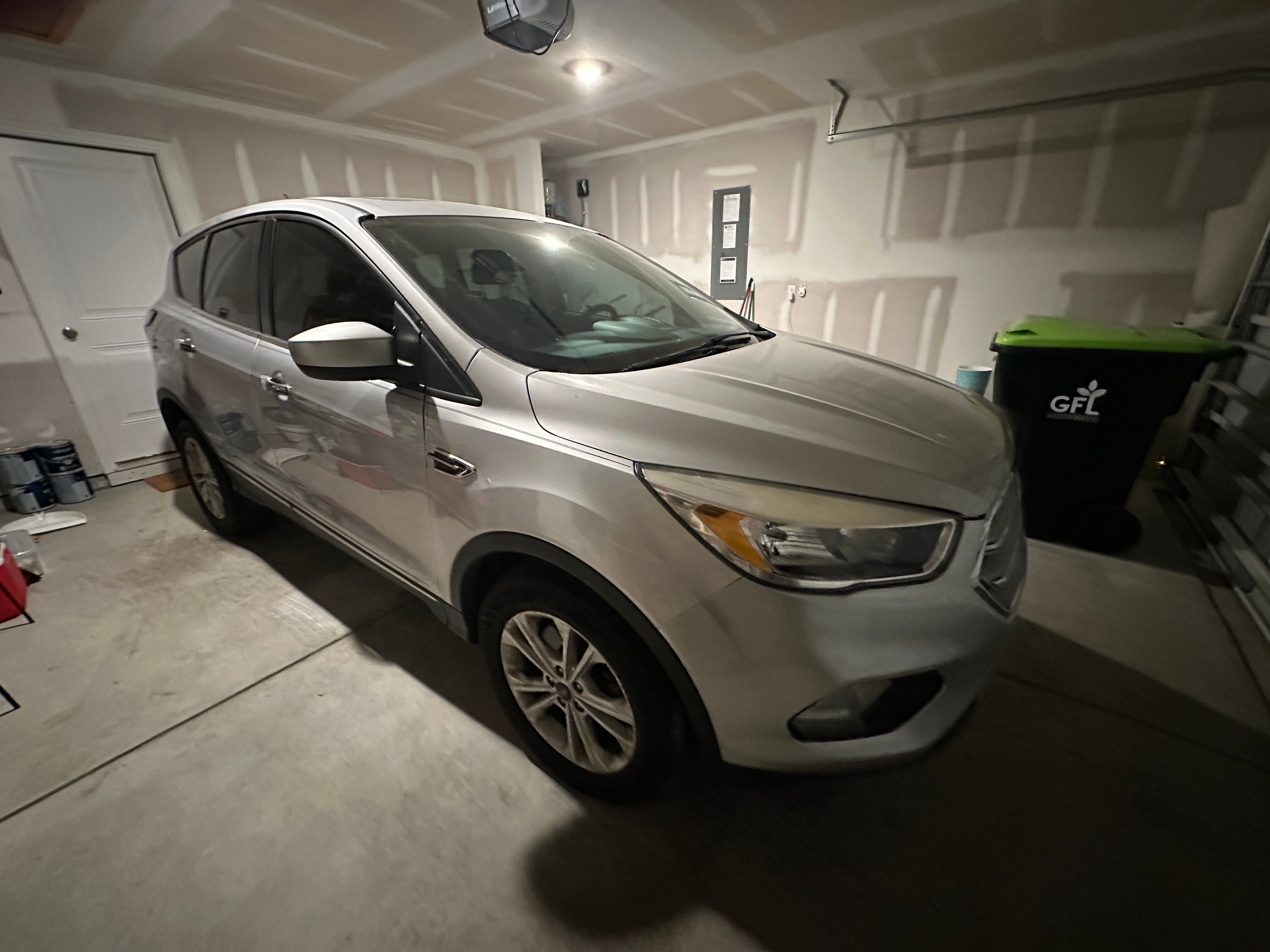 Used 2017 Ford Escape SE FWD image 2