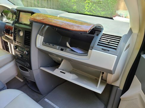 Used 2008 Chrysler Town & Country Touring image 24