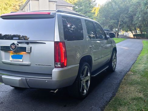 Used 2011 Cadillac Escalade Luxury image 10