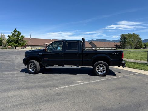 Used 2006 Ford F350 XLT image 2