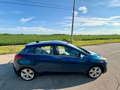 Used 2014 Hyundai Elantra GT w/ Option Group 03 FWD image 2