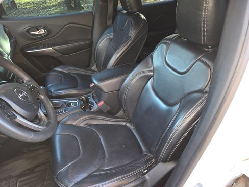 Used 2019 Jeep Cherokee Latitude w/ Popular Appearance Group image 10