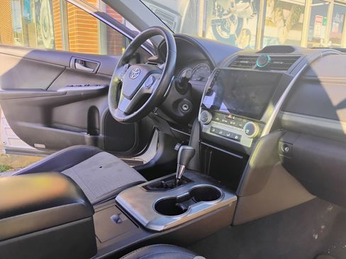 Used 2014 Toyota Camry SE image 6
