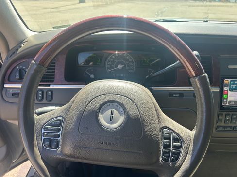 Used 2004 Lincoln Town Car Ultimate image 8