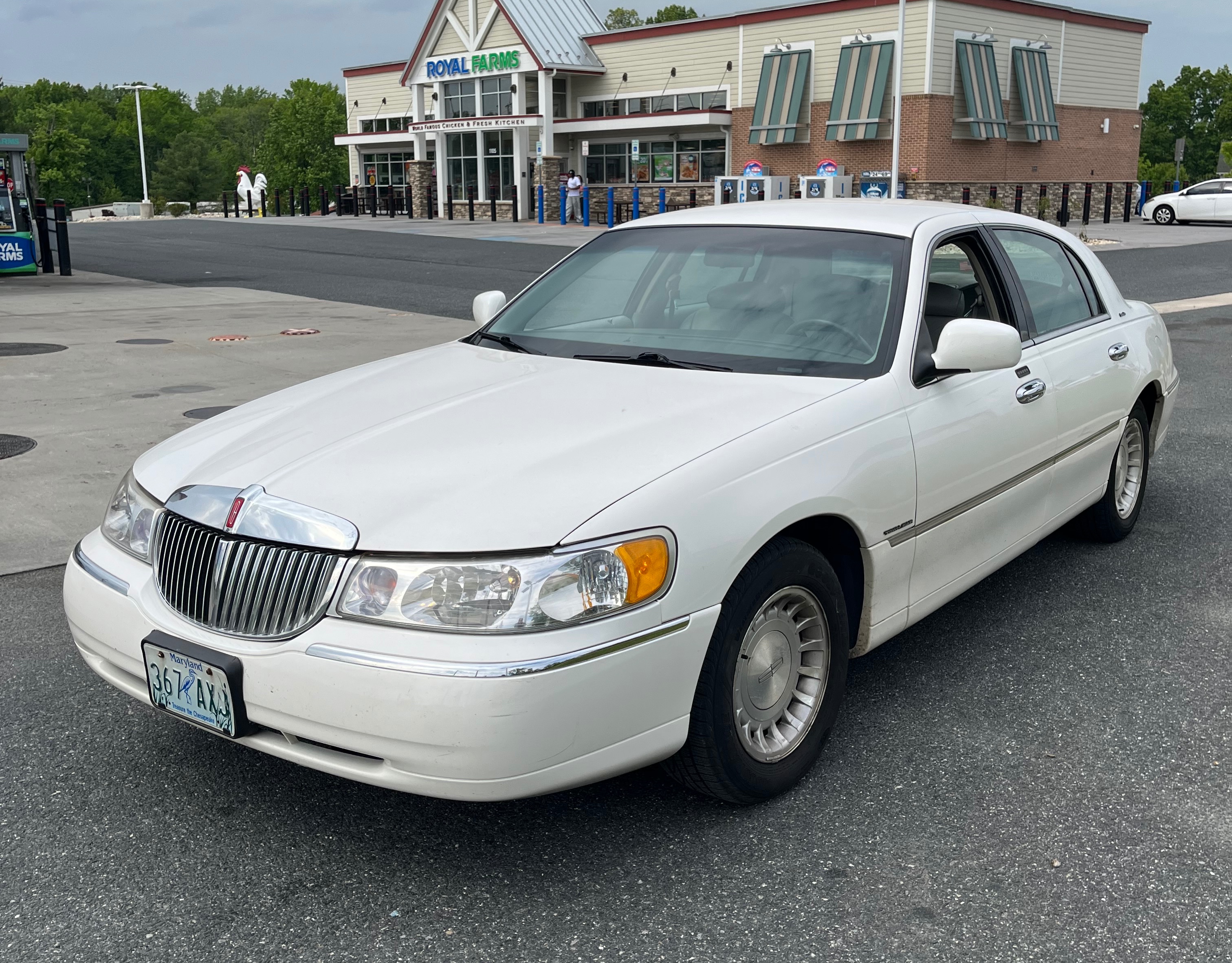 Used 2000 Lincoln Town Car Executive RWD image 2