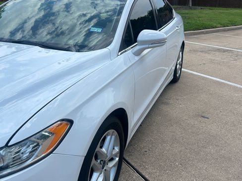 Used 2015 Ford Fusion SE FWD image 2