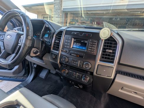 Used 2015 Ford F150 XLT image 22