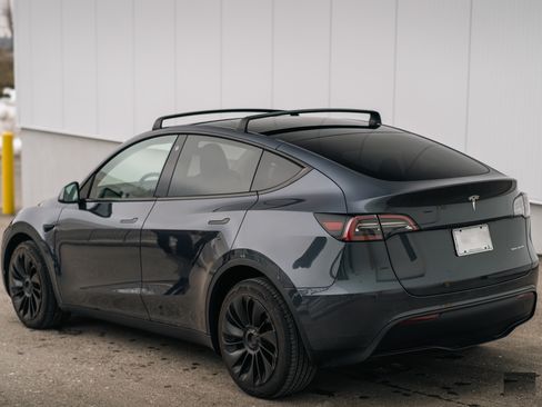 Used 2021 Tesla Model Y Long Range image 1