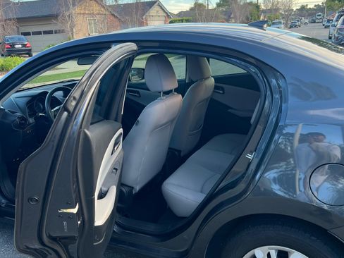 Used 2019 Toyota Yaris L image 10