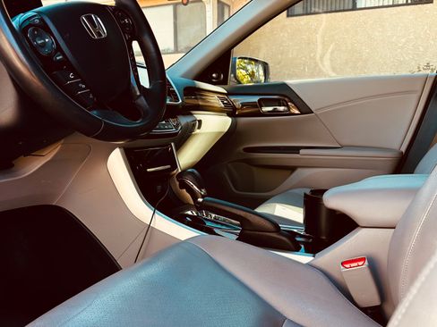 Used 2017 Honda Accord Touring image 11