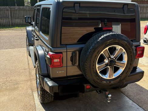 Used 2022 Jeep Wrangler Unlimited Sahara w/ LED Lighting Group image 5