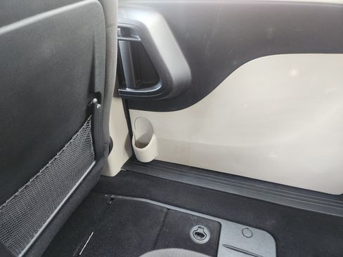 Used 2017 Dodge Grand Caravan SE image 8