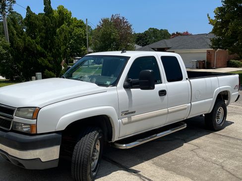 Used 2006 Chevrolet Silverado 2500 LT w/ Heavy-Duty Power Package image 4