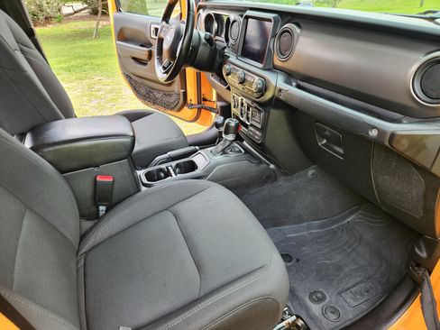 Used 2021 Jeep Gladiator Sport AWD/4WD image 2